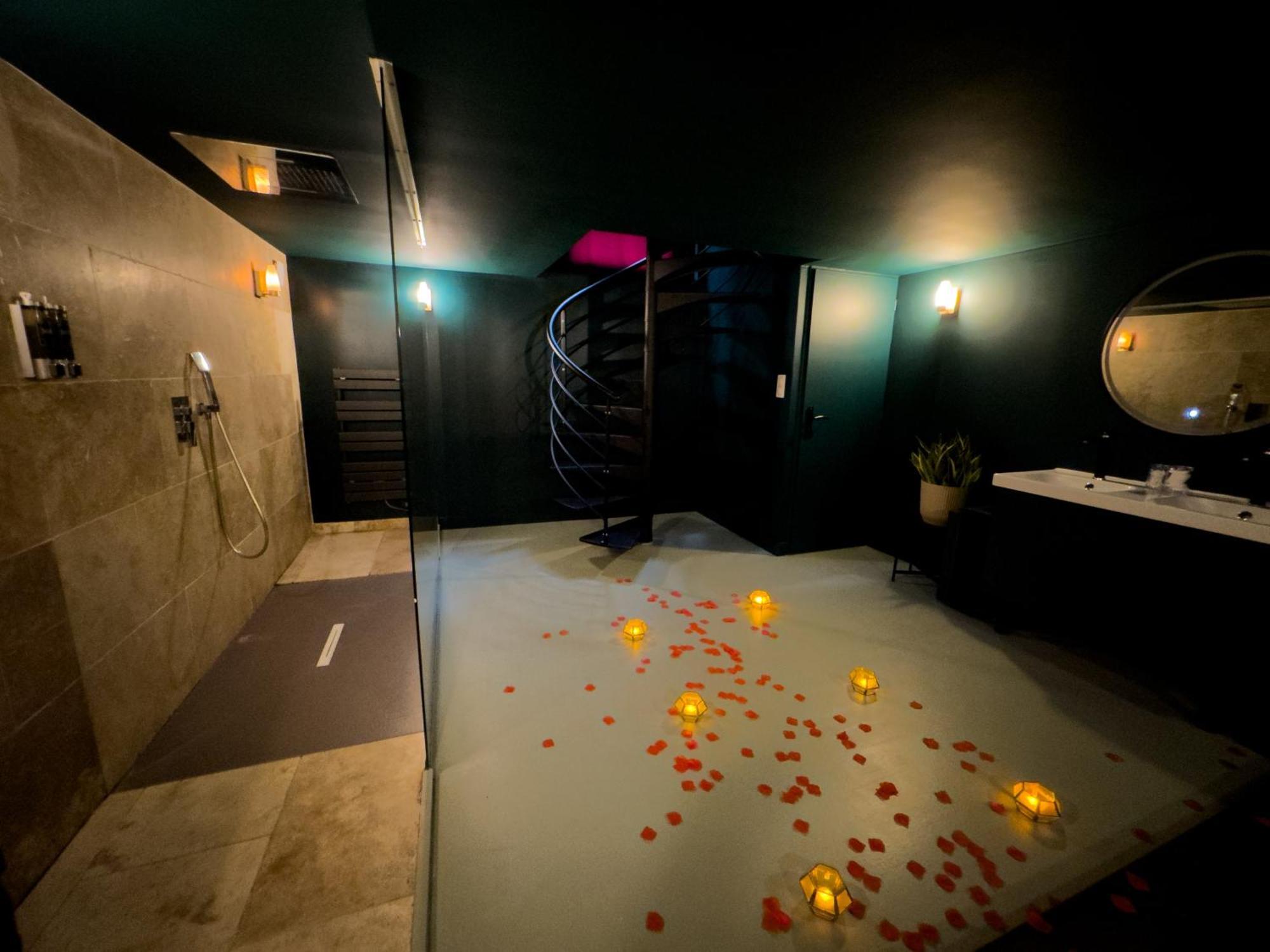 Mieuxqualhotel Jacuzzi Privatif Velvet Desire Bordeaux Exteriör bild
