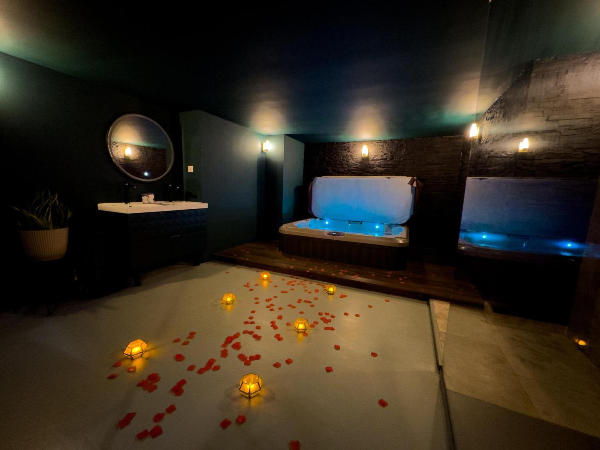 Mieuxqualhotel Jacuzzi Privatif Velvet Desire Bordeaux Exteriör bild