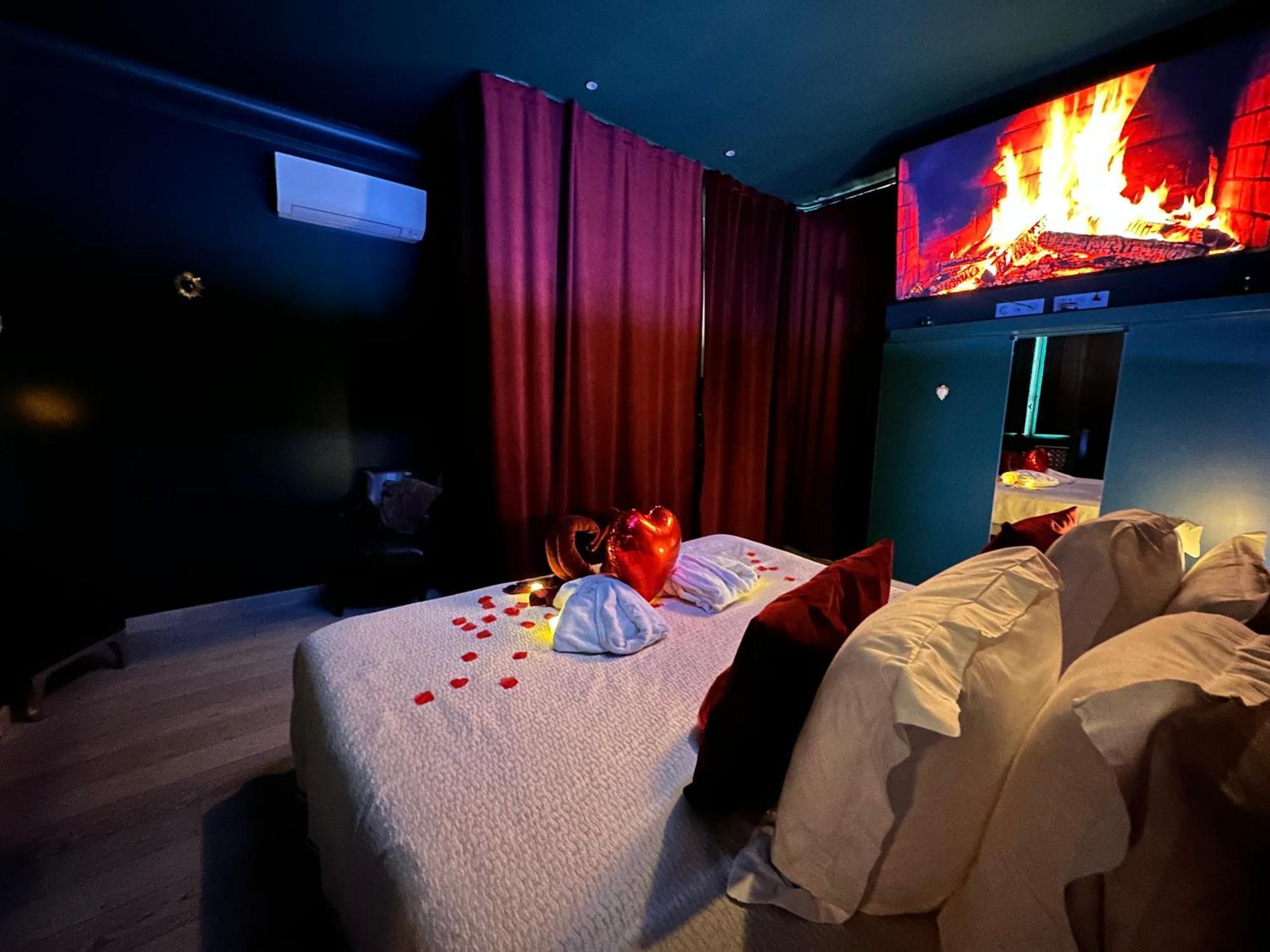 Mieuxqualhotel Jacuzzi Privatif Velvet Desire Bordeaux Exteriör bild
