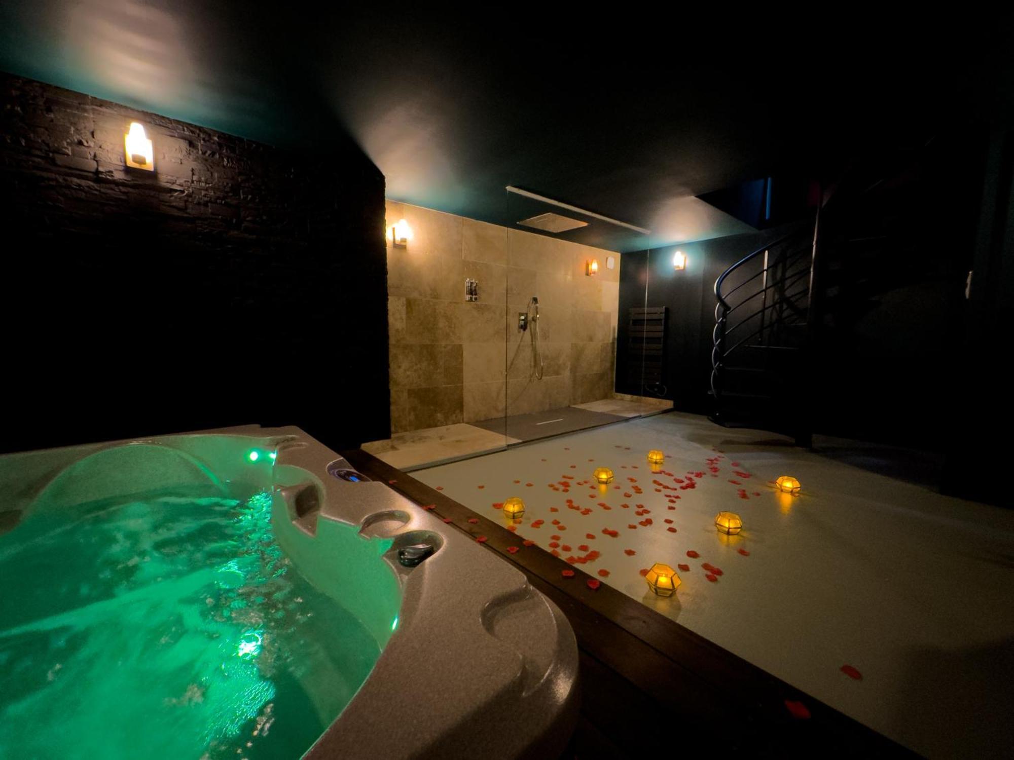 Mieuxqualhotel Jacuzzi Privatif Velvet Desire Bordeaux Exteriör bild